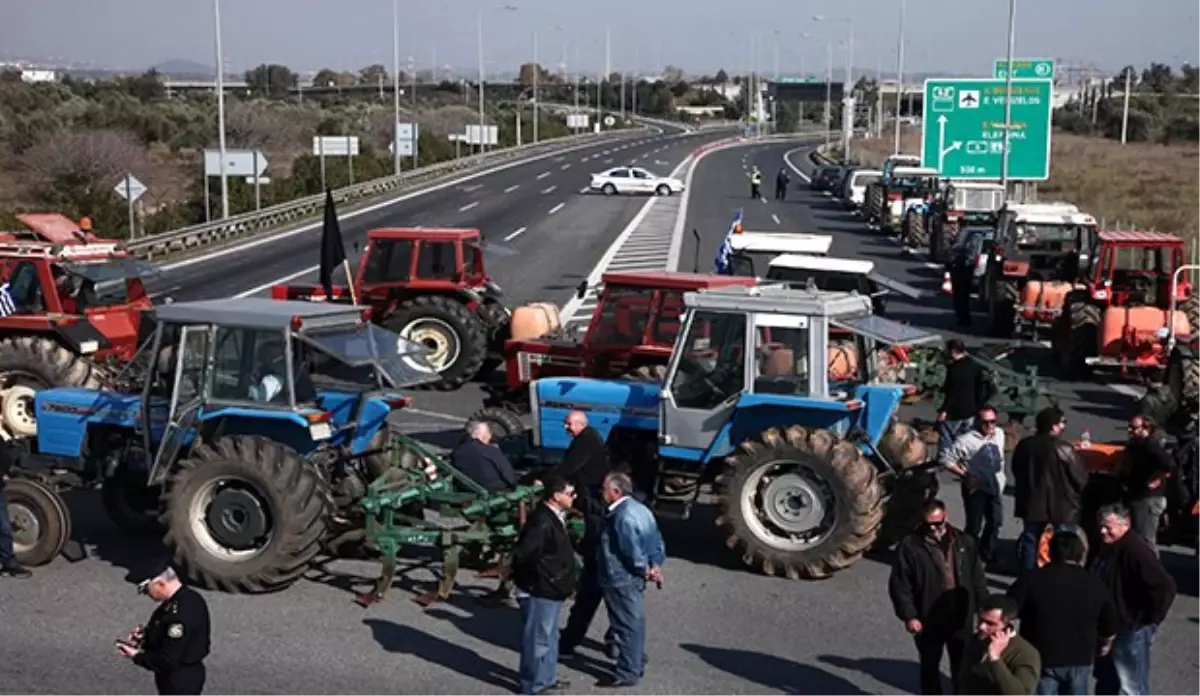 Yunanlı Çiftçiler Yol Kapatma Eylemlerine Başladılar