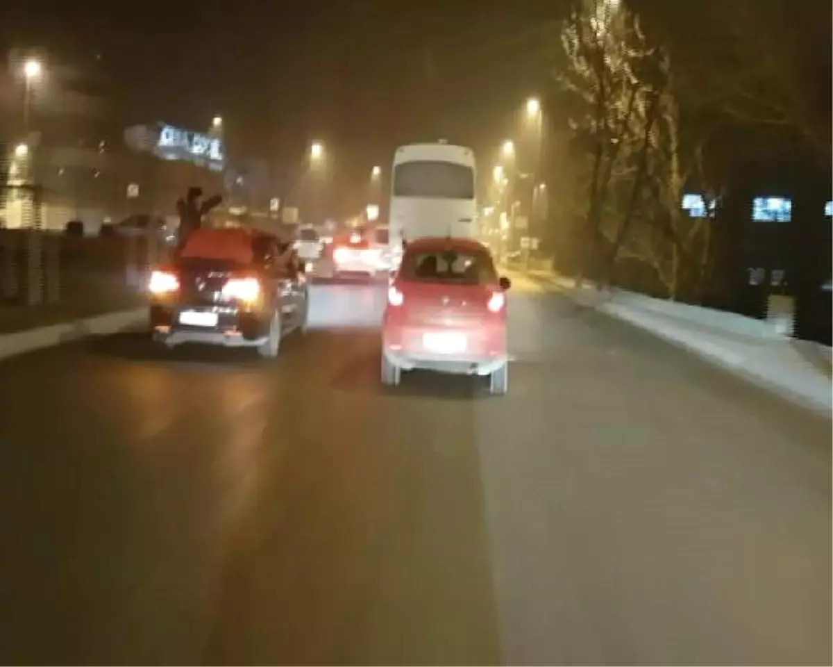 Asker Konvoyunda Drift Yapan Araç Trafiği Tehlikeye Soktu