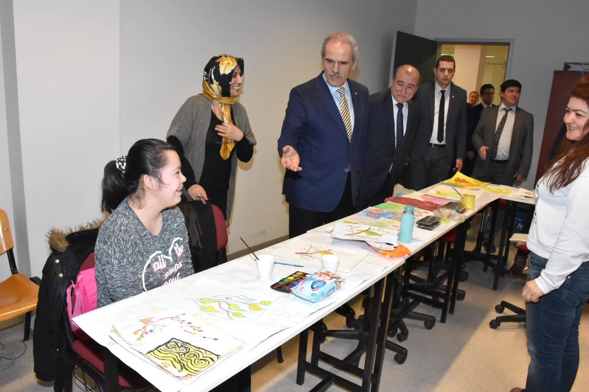 Başkan Altepe resim kursuna katılan engellileri ziyaret etti