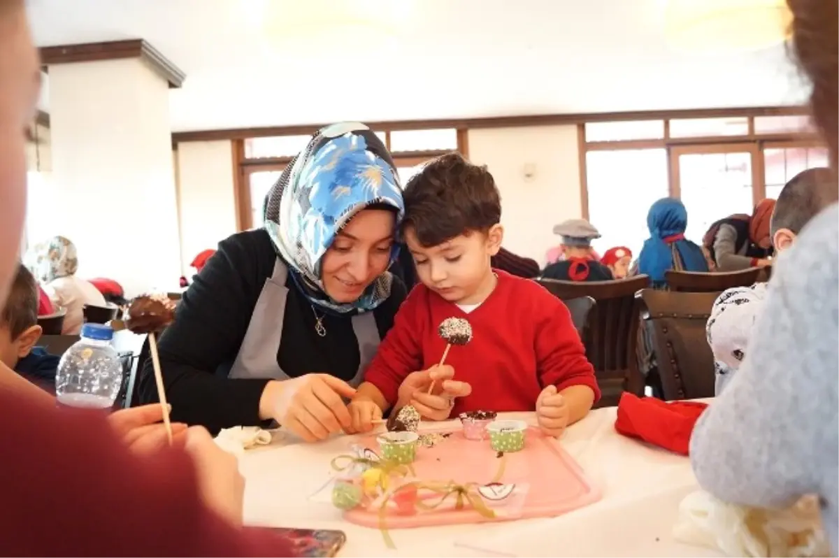 Beyoğlu\'nda Çocuklar Anneleriyle Çikolata Atölyesi\'nde Eğlendi