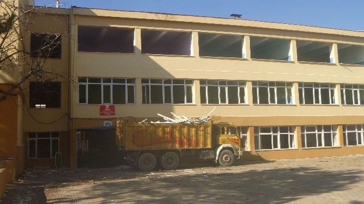 Bilecik\'teki 38 Yıllık Anadolu İmam Hatip Lisesi Binası Yıkılıyor