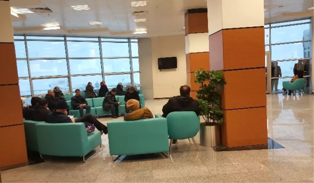 Bitlisliler Yolda Kalanlara Evlerini ve İş Yerlerini Açtı