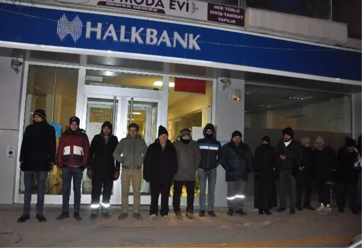 TOKİ\'den Ev İçin 4 Gündür Banka Önünde Bekliyorlar