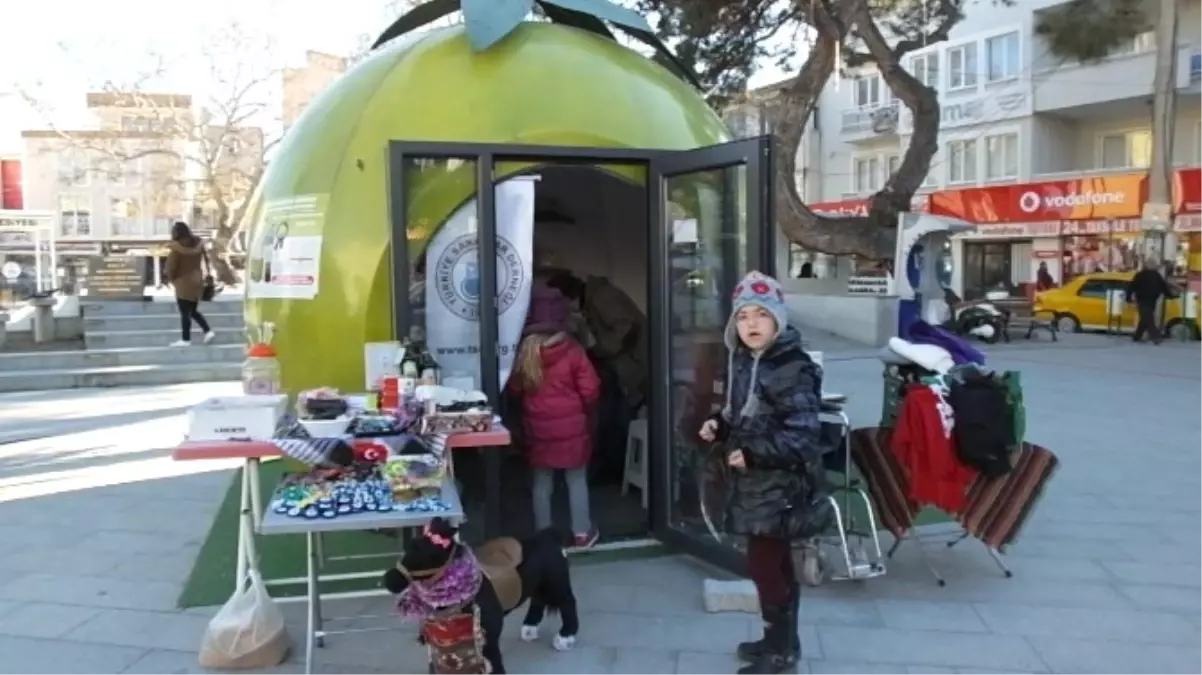 Burhaniye\'de, Zeytin Görünümlü Mekan Engellilere Satış Yeri Oldu