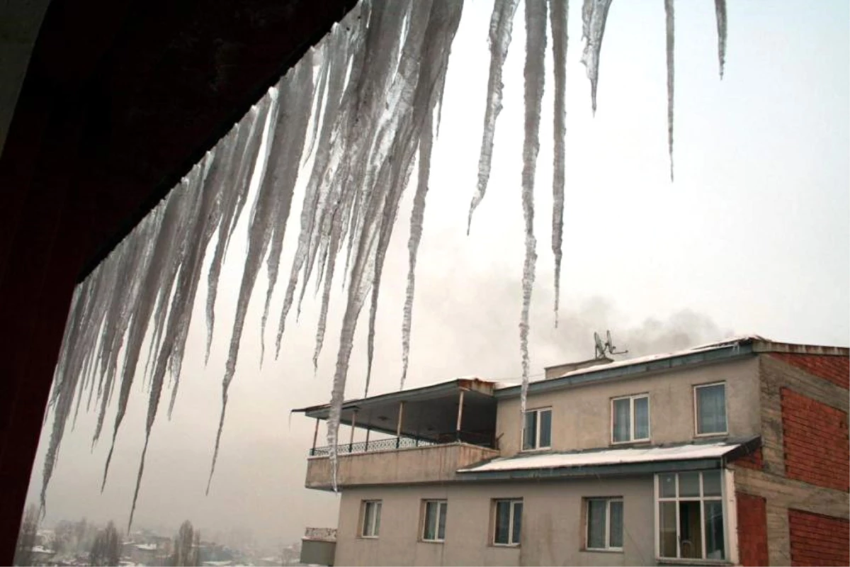 Buz Sarkıtı ve Çatılardaki Kar Birikintilerine Karşı Uyarı