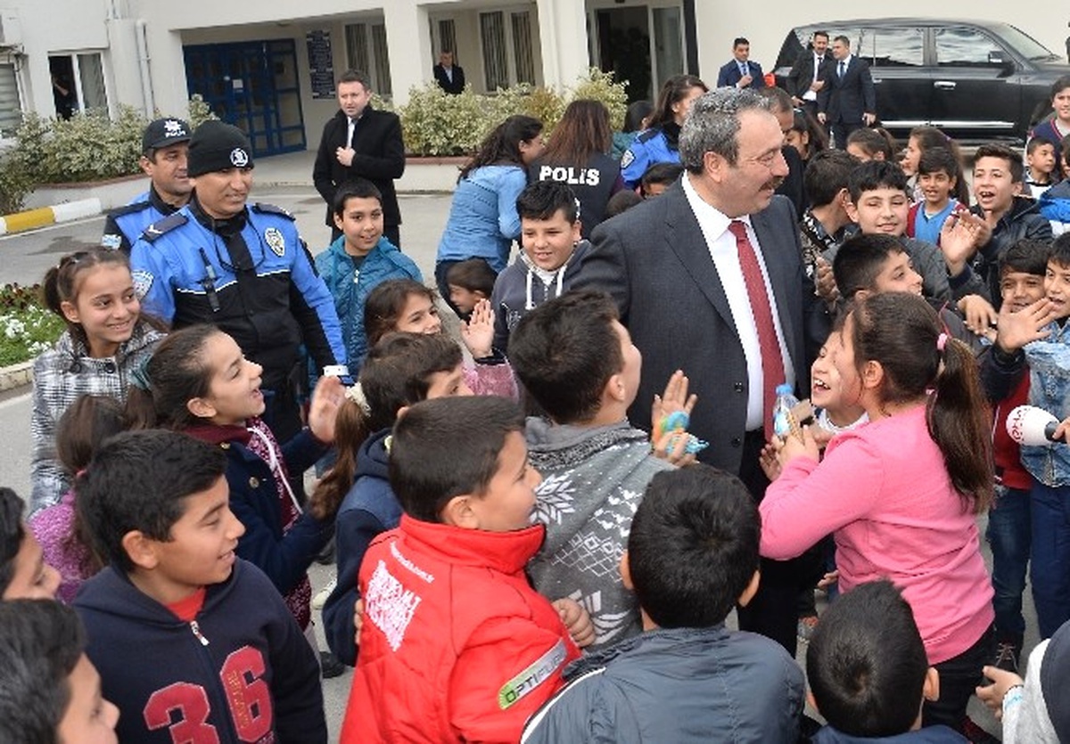 Çocukların "Osman Amcası" 500 Çocuğu Hayvanat Bahçesine Götürdü