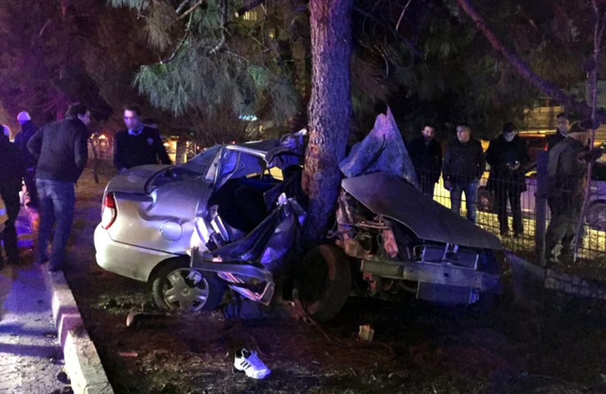 Dha Yurt - Aşırı Hızlı Otomobil Refüjdeki Ağaca Saplandı: 2 Ölü, 2 Yaralı
