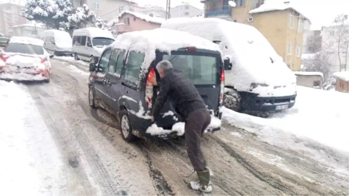 Diyarbakır\'da Kar Sürücüler İçin Çileye Dönüştü