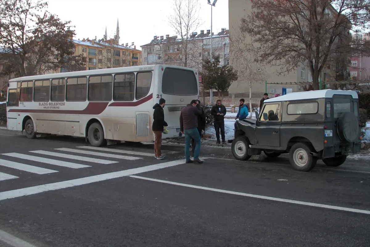 Elazığ\'da Trafik Kazası: 5 Yaralı