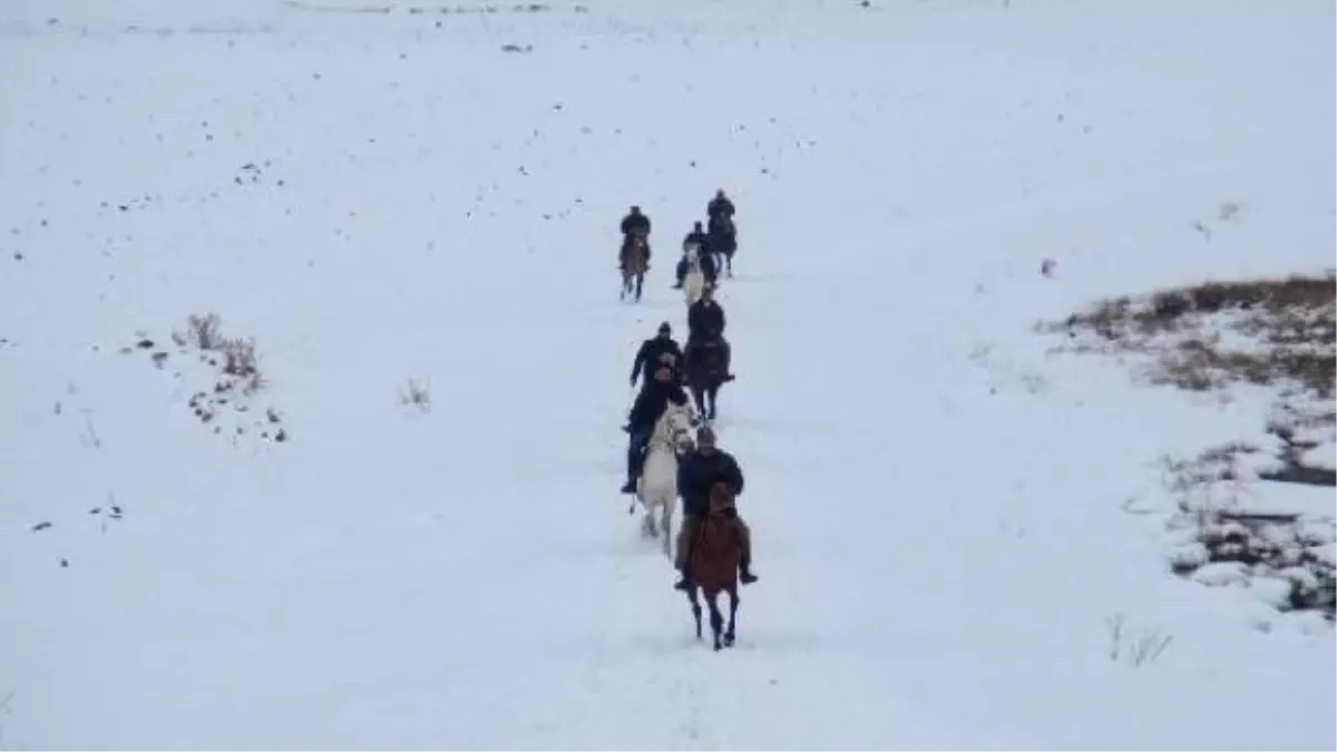 Elektriklerin Kesildiği Bölgeye At Sırtında Ulaştılar