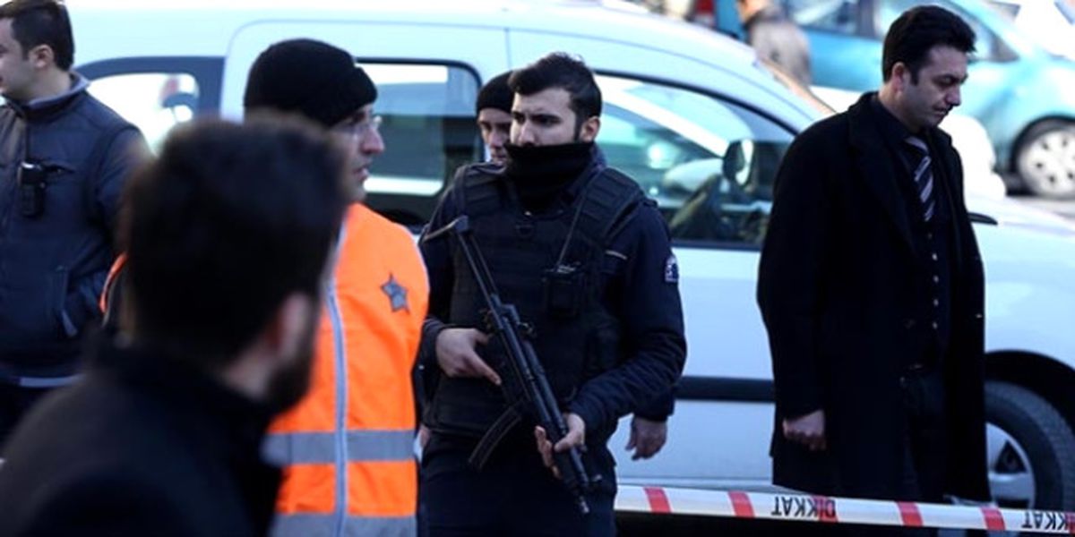 Elindeki Silahla Kendisini Hastane Odasına Kilitledi