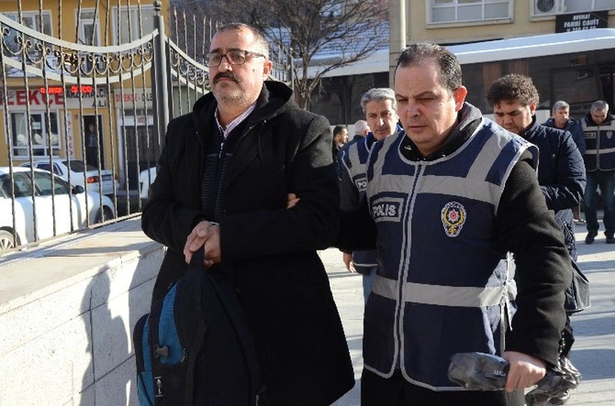 Fetö\'den Gözaltına Alınan 7 Polis Adliyeye Sevk Edildi