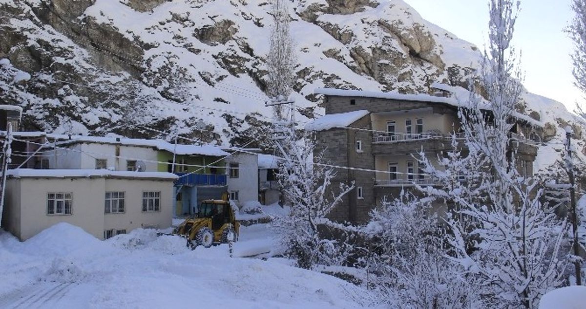 Hakkari\'de Yol Açma Çalışması