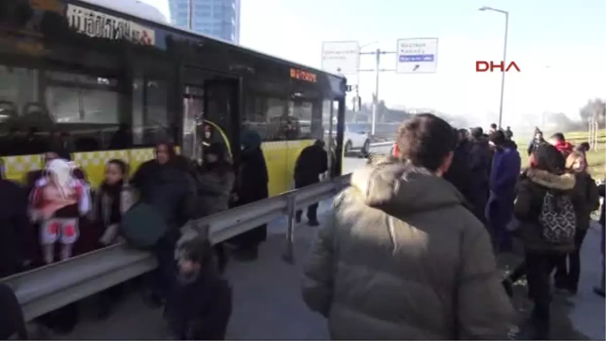 Iett Otobüsünün Lastiğinden Duman Yükseldi, Yolcular Korku Dolu Anlar Yaşadı