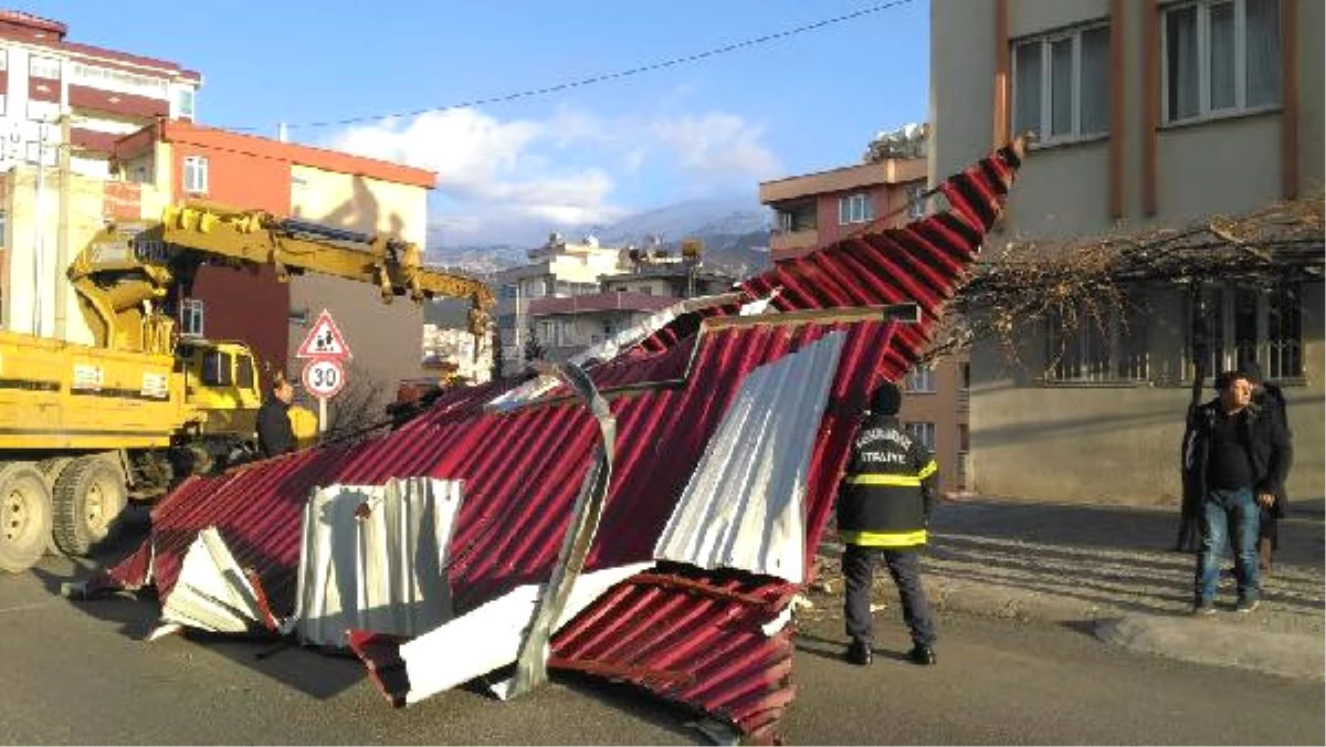 Kahramanmaraş\'ta Fırtına 20 Çatıyı Uçurdu, 5 Kişiyi Yaraladı