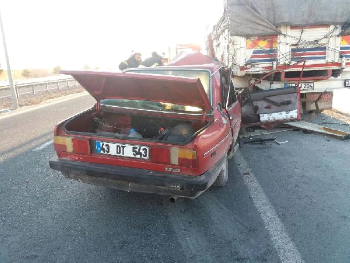 Kamyona Arkadan Çarpan Otomobildeki 4 Kişi Yaralandı