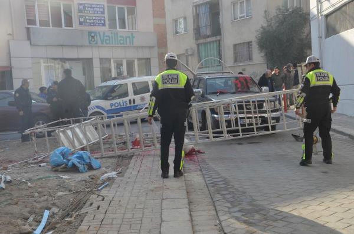 Kamyonetin Çarptığı İnşaat İskelesinden Düştü