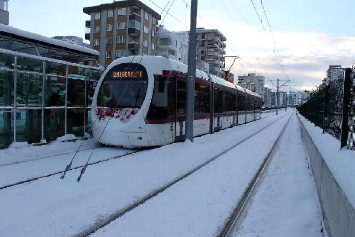 Kar ve Buzlanma Tramvay Seferlerini İptal Ettirdi