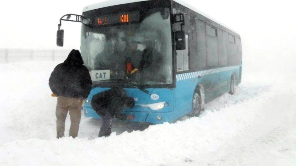 Kar ve Tipide Yolcular Mahsur Kaldı, Hastalar Snowtracklarla Kurtarıldı