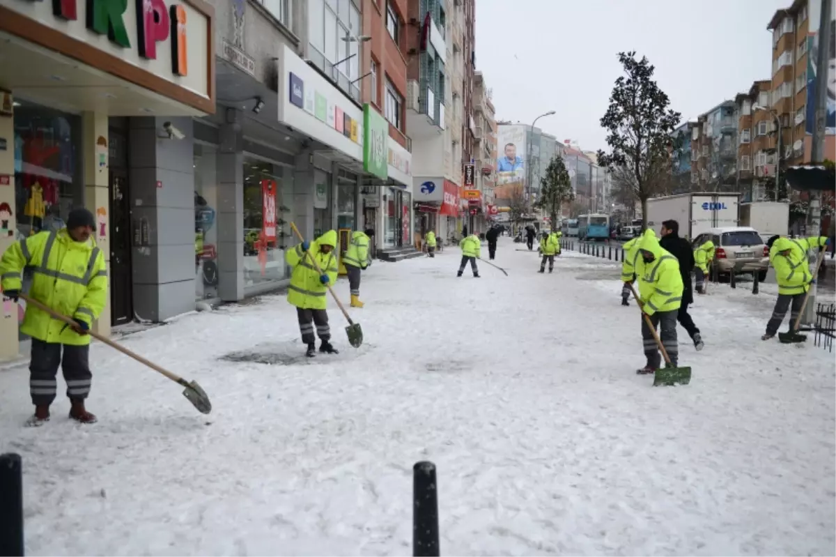 Kirlenen Cadde Sokaklarda Temizlik Çalışması