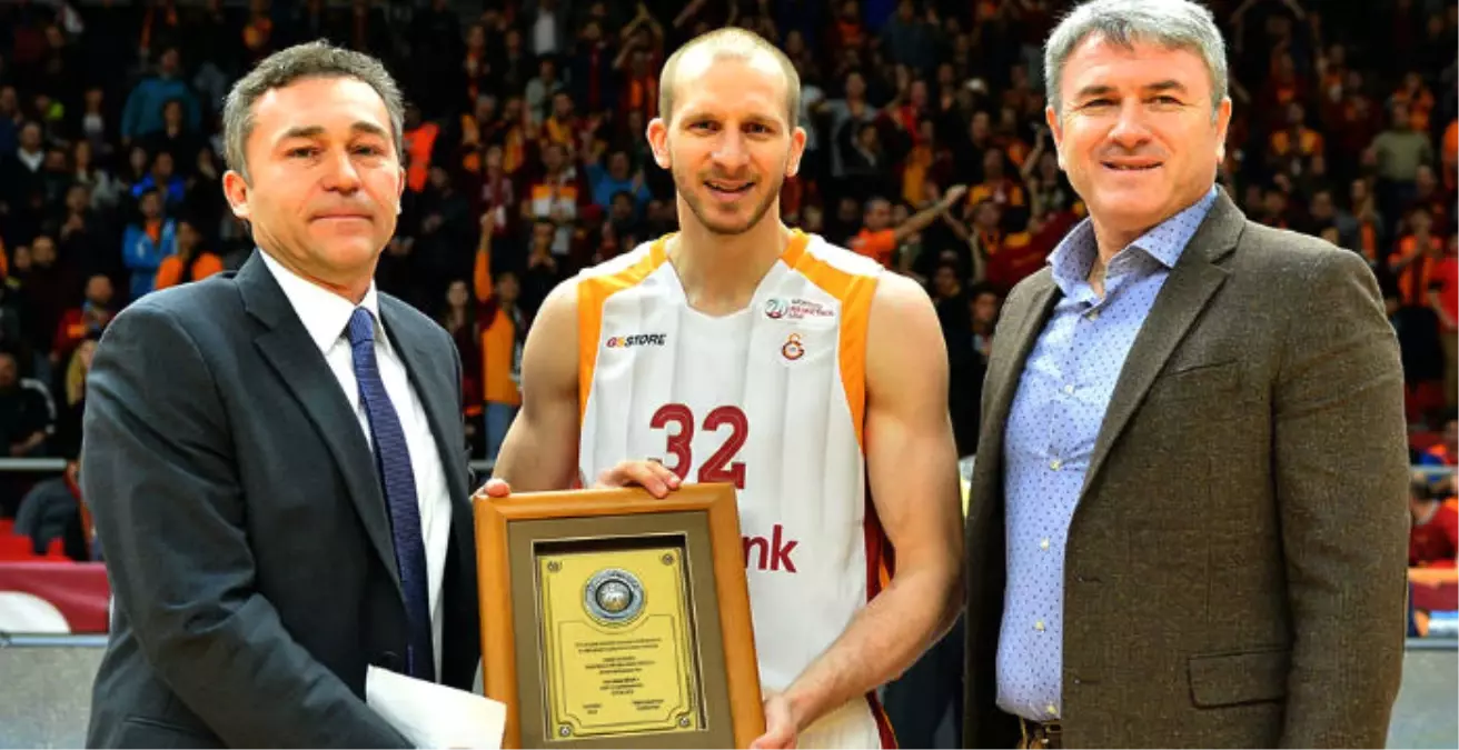 Osman Solakoğlu Basketbolla Topluma Hizmet Ödülü