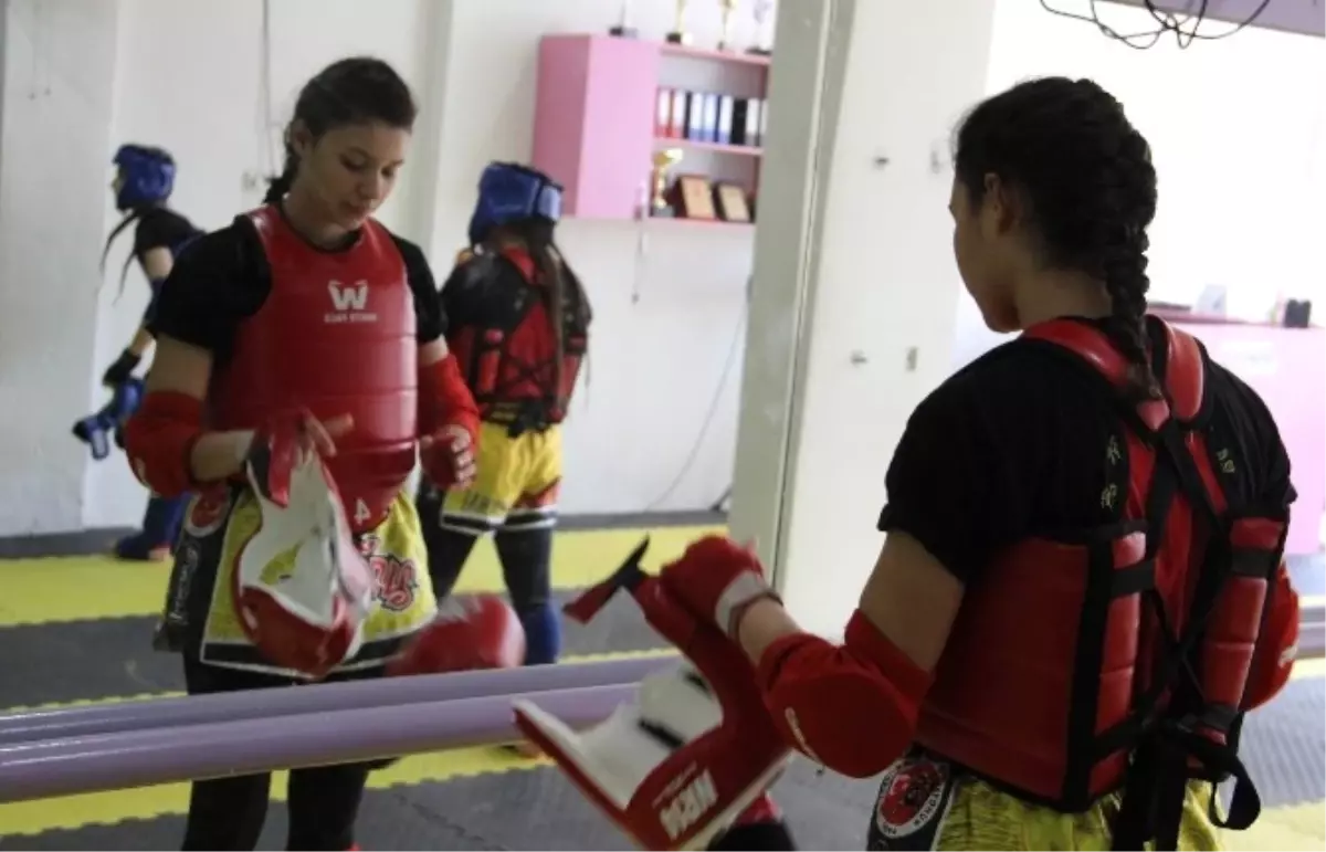 Genç Kadın Muay Thai Sporcularından Hemcinslerine Çağrı