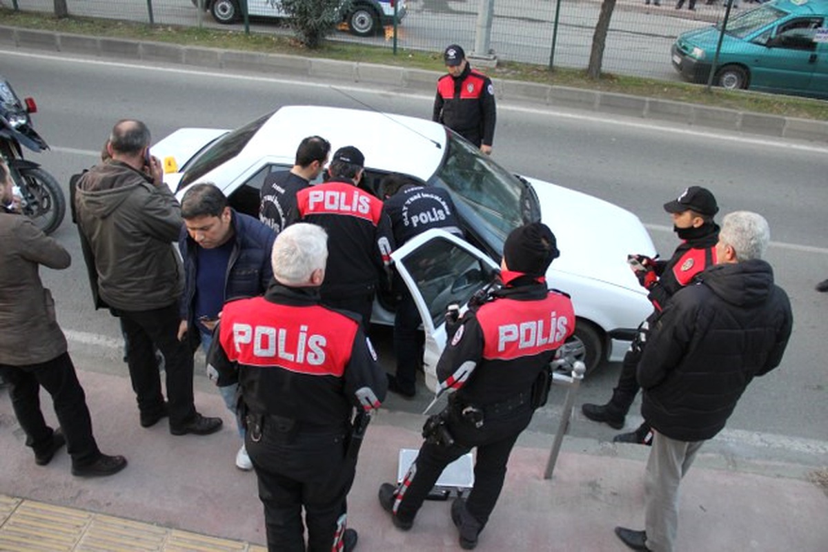Polisten Kaçan Otomobilde Kaçak Tütün Çıktı