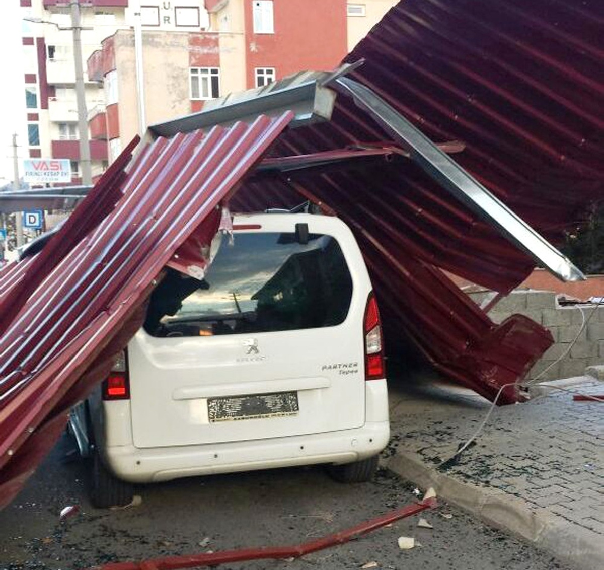 Rüzgar Çatıları Uçurdu, Ağaçları Kökünden Söktü