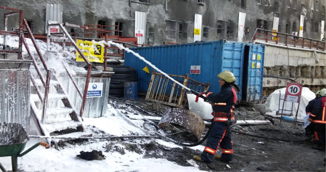 Şişli\'de Hastanenin Ek Bina İnşaatında Konteynerlar Alev Aldı