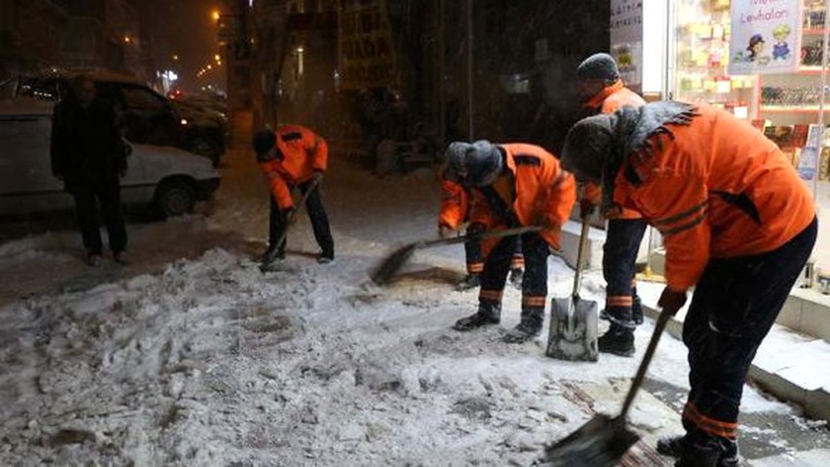 Siverek\'te, Gece Boyu Kar Temizliği Yapıldı
