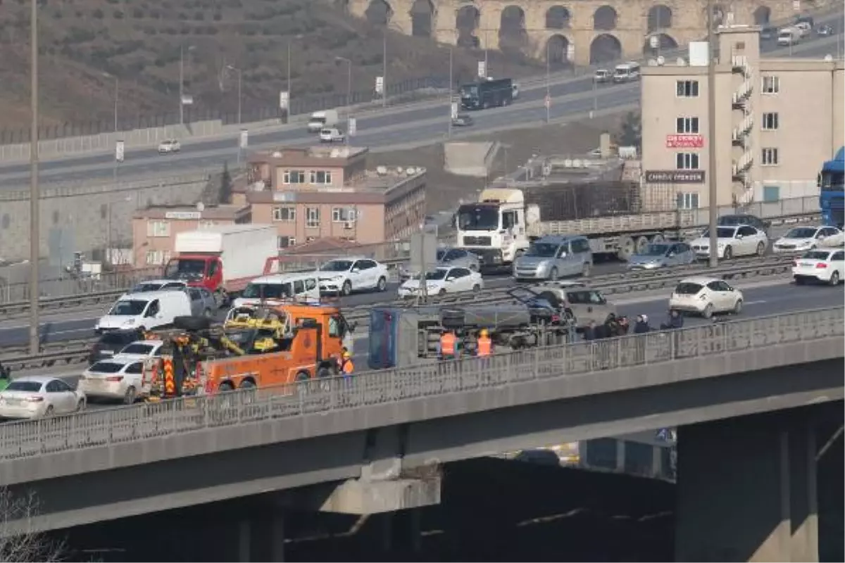 Tutuklu Taşıyan Cezaevi Aracı Tem\'de Devrildi Olayda Ölü Yaralı Yok (2)