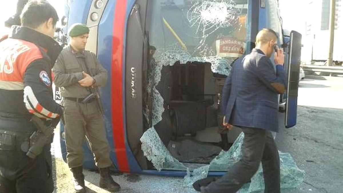 Tutuklu Taşıyan Cezaevi Aracı Tem\'de Devrildi Olayda Ölü Yaralı Yok (3)