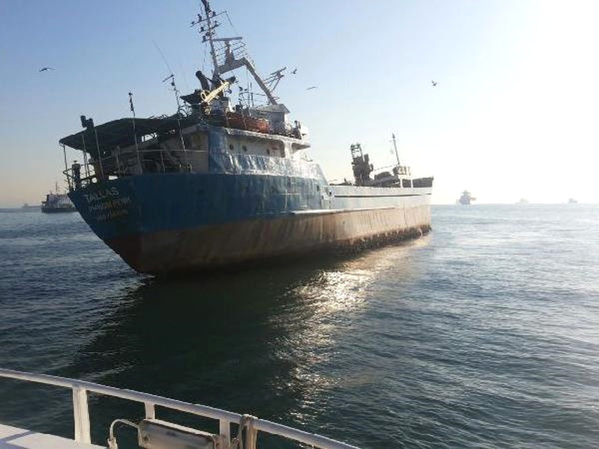 Zeytinburnu Açıklarında Kamboçya Bandıralı Gemi Yan Yattı (1)
