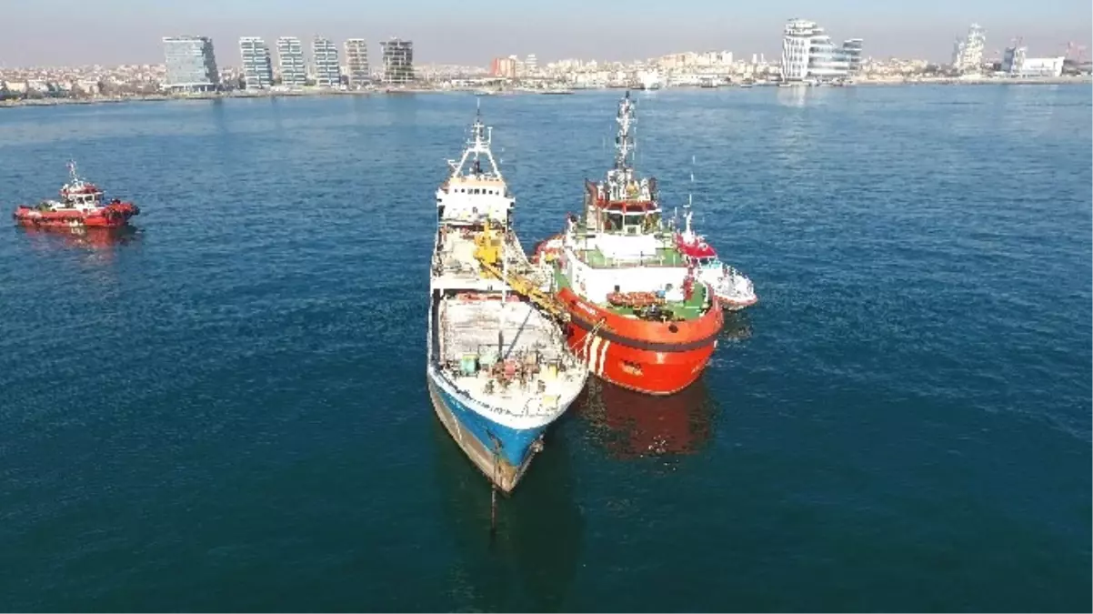 Zeytinburnu Açıklarında Yan Yatan Gemi Havadan Görüntülendi