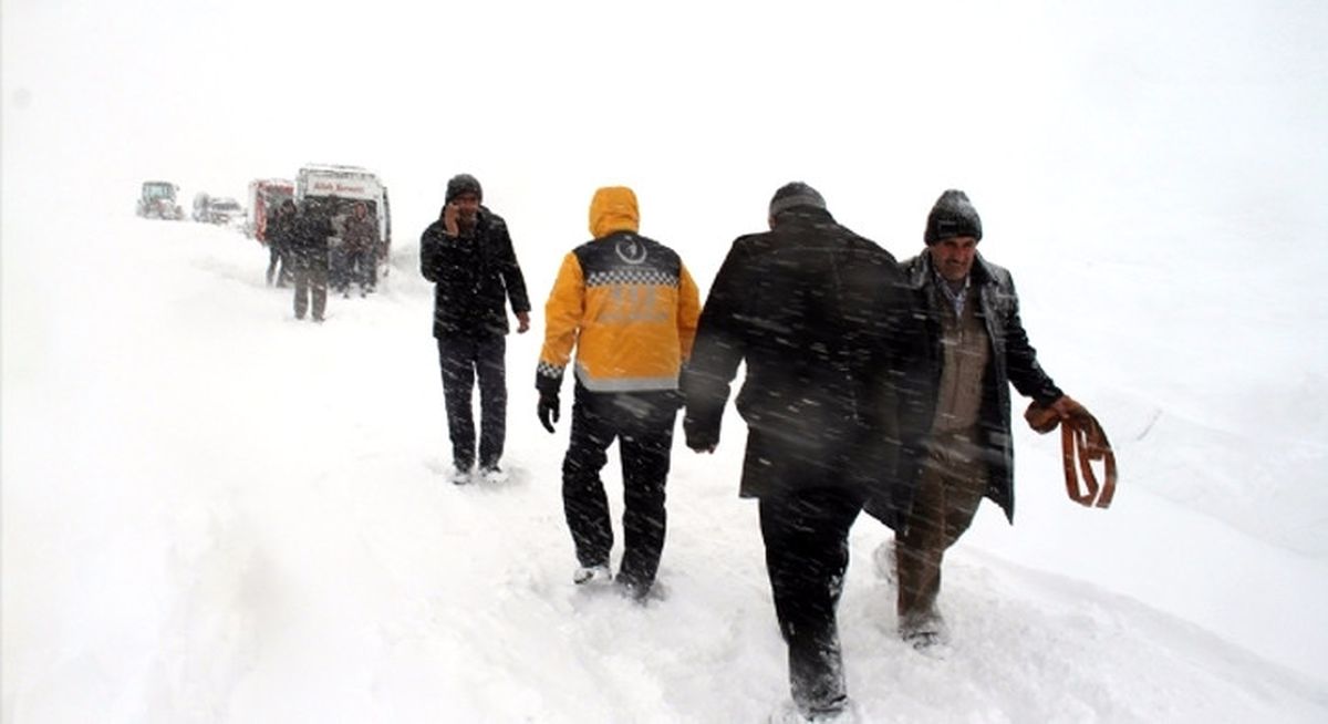 Ağrı\'da Tipide Mahsur Kalan 15 Yolcu Kurtarıldı