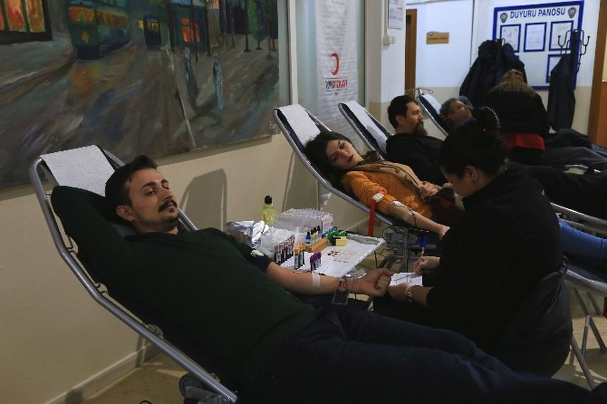Ankara Polisinden Kızılay\'a Kan Desteği