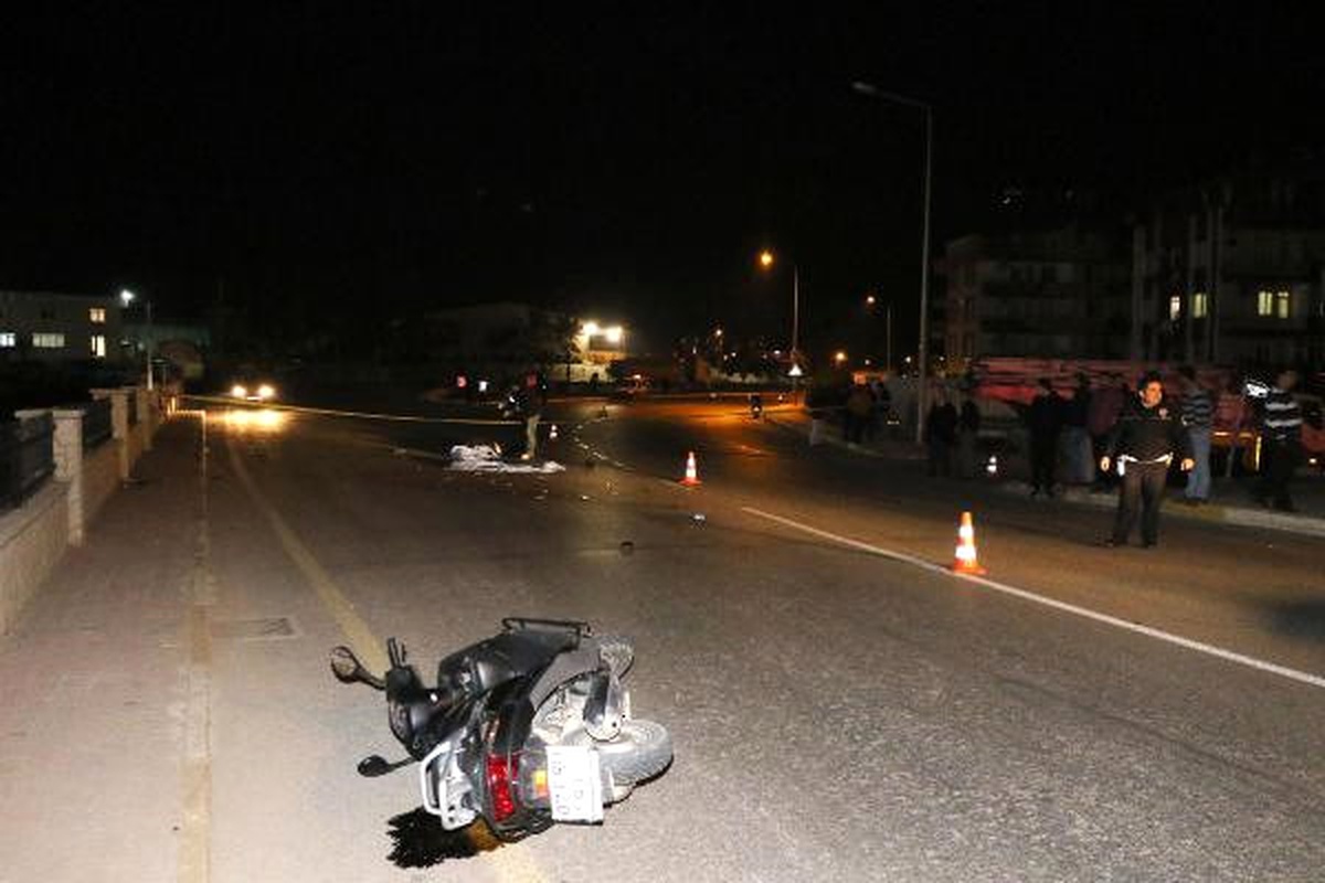 Antalya\'da Otomobil Motosiklete Çarptı: 1 Ölü