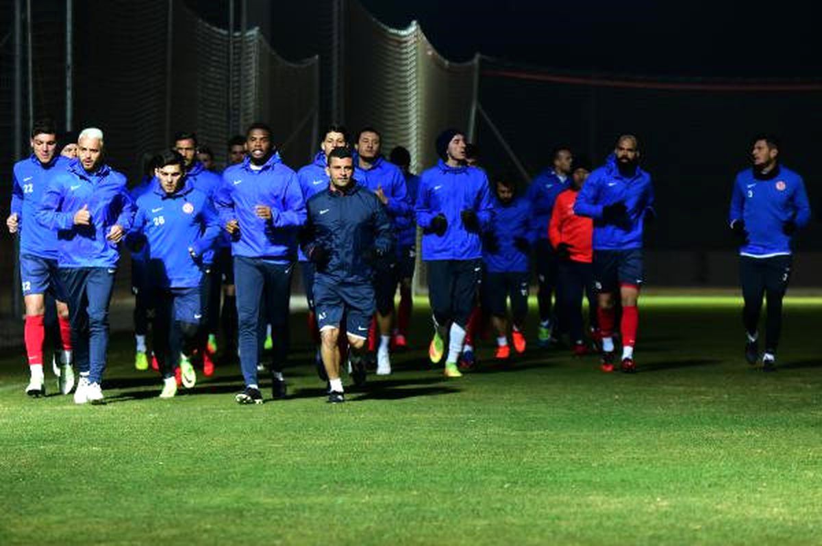 Antalyaspor\'da Sürpriz Doğum Günü