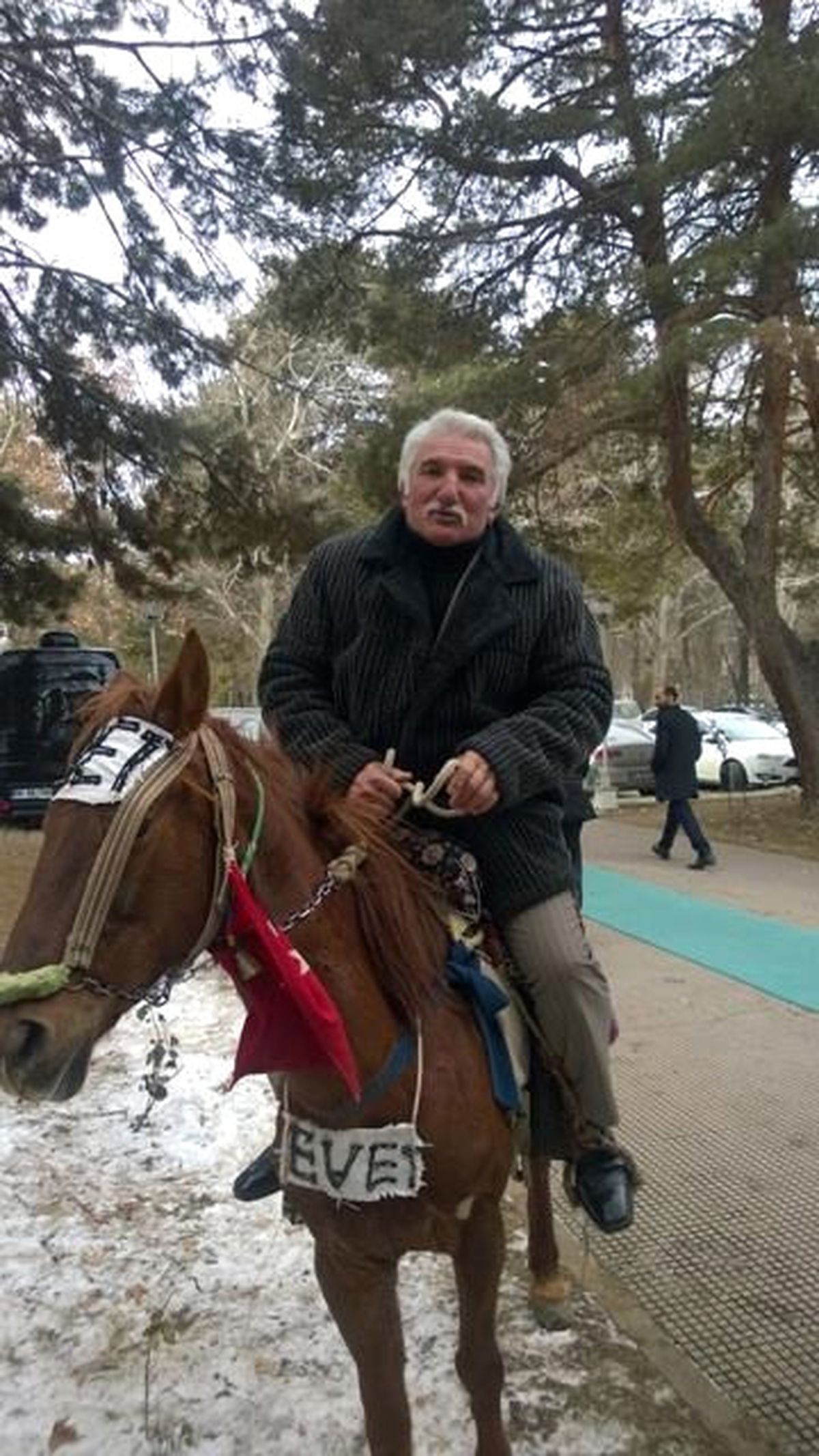 At Sırtında Dolaşarak \'Evet\' Kampanyası Yürütüyor