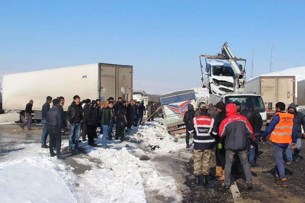 Batman\'da Zincirleme Trafik Kazası: 2 Yaralı