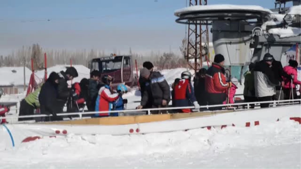 Belediyeden Öğrencilere Kayak Malzemesi