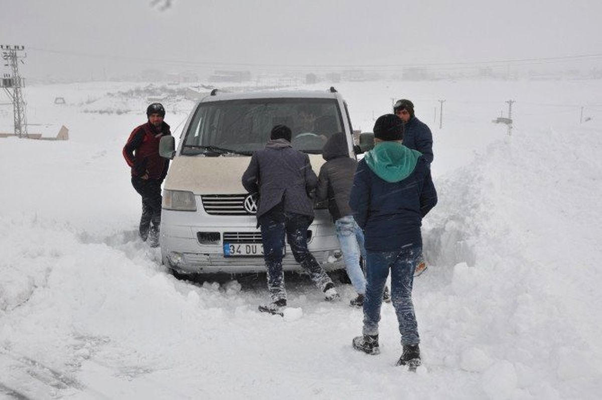 Bitlis\'in İki İlçesinde Yolda Mahsur Kalanlar Kurtarıldı