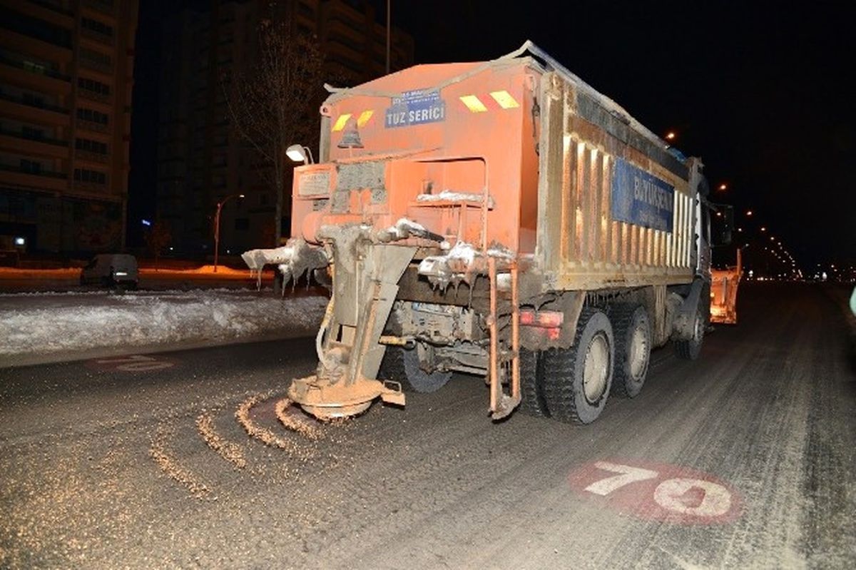 Bulvar ve Caddelerdeki Tuzlama Çalışması Devam Ediyor