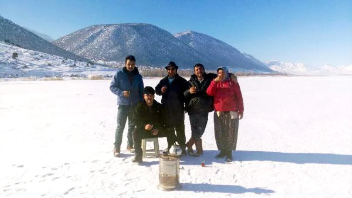 Buz Tutan Göl Yüzeyinde Çay Demlediler