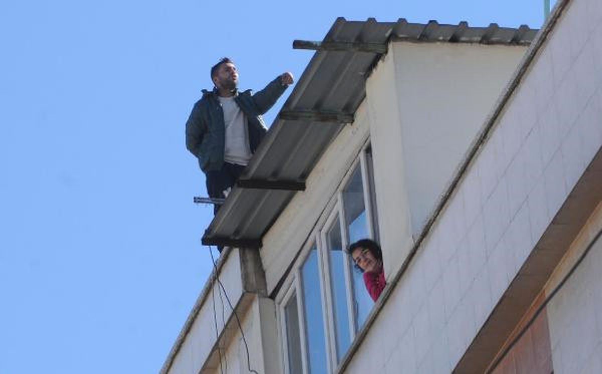 Çatıda İntihara Kalkan Genç, 3 Satte İkna Edildi