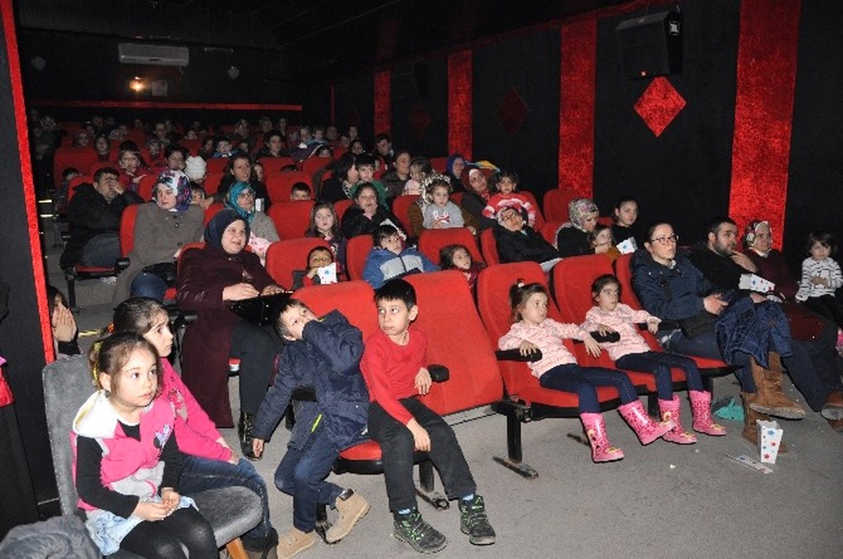 Çocuklar Tiyatro Oyunu ve Sinema Filmleri ile Tatili Dolu Dolu Geçiriyor