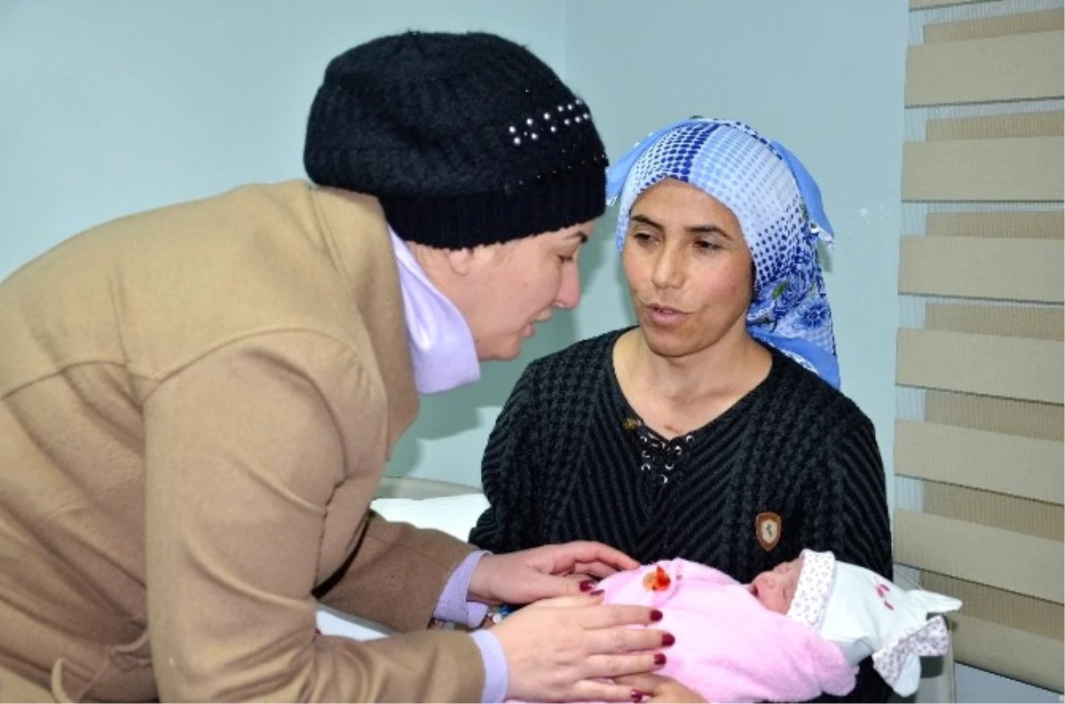 Erzurum\'da Belediye Başkanının Doğuma Yetiştirdiği Aile Çocuğa Başkanının Eşinin İsmini Verdi
