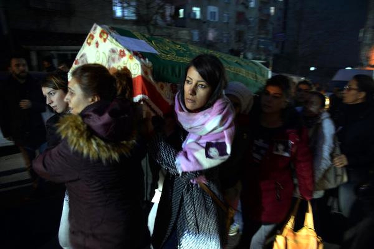 Eşinin Öldürdüğü Sinem\'in Tabutunu Kadınlar Taşıdı