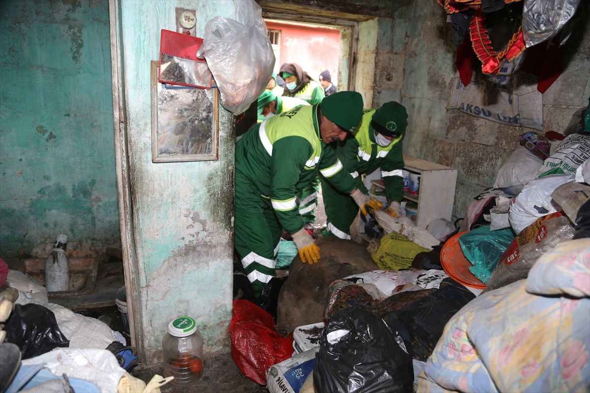 Gaziantep\'te Bir Evden 4 Kamyon Çöp Çıkarıldı