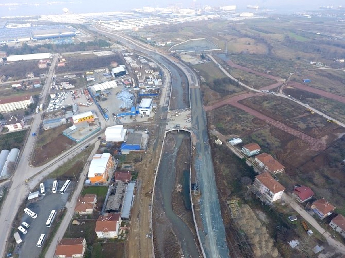 Gölcük Hisar Deresi Köprülü Kavşağı\'nda İnşaat Devam Ediyor